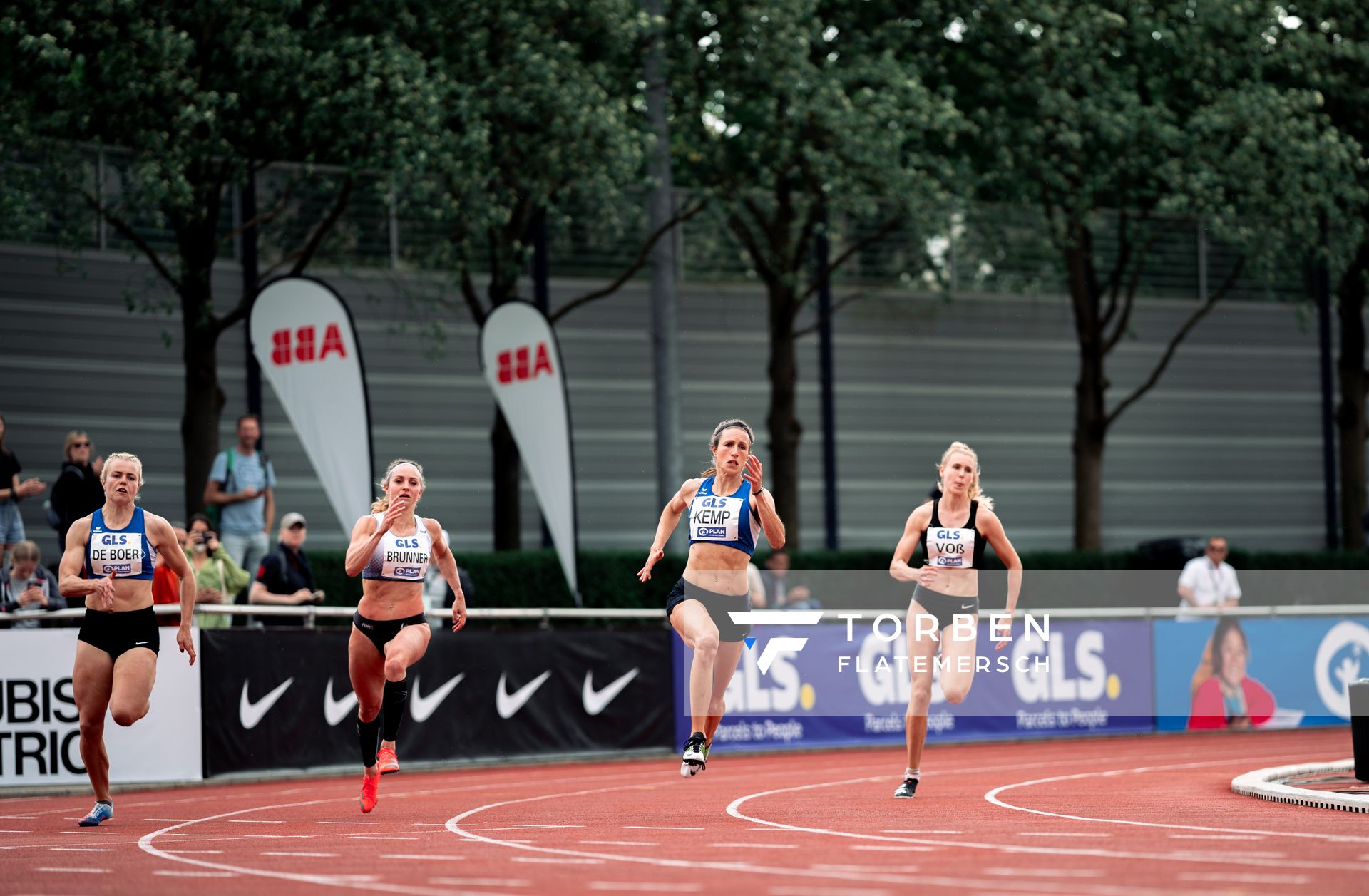 Paula de Boer (MTV Luebeck), Marion Brunner (LG Telis Finanz Regensburg), Katharina Kemp (MTV Luebeck), Laura Voß (LAZ Soest) ueber 200m am 07.05.2022 beim Stadtwerke Ratingen Mehrkampf-Meeting 2022 in Ratingen